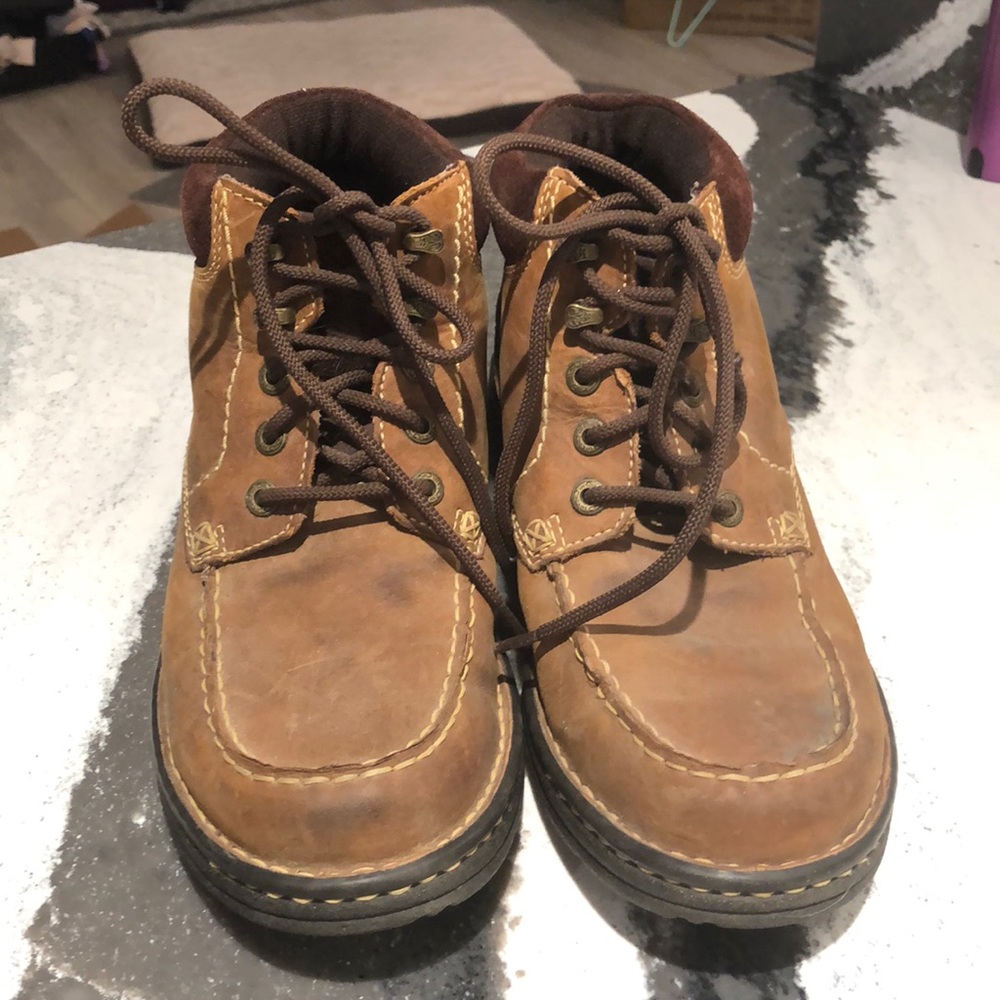 Ariat 4LR size 8, great condition hiking boots , barn boots , work boots etc.